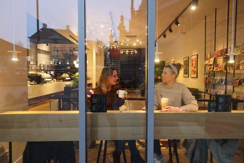 Vriendinnen Karin van der Vegte (links)en Laura van Driel genieten van een kop koffie in de Zwolsehoreca. Foto: Frans Paalman.