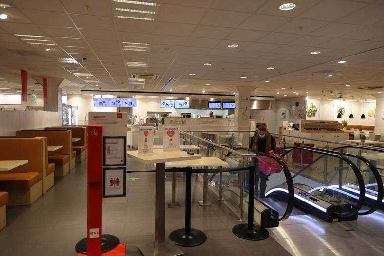 Het is woensdagochtend nog niet druk in het restaurant van HEMA in Zwolle. Foto: Frans Paalman.
