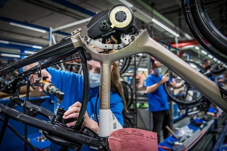 Assemblage in de fabriek van de Accell Group in Heerenveen. Foto: Corné Sparidaens.