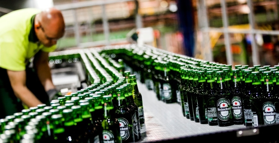 Bierflesjes glijden over de lopende band in de brouwerij van Heineken. Foto: ANP.