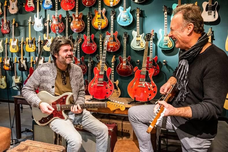 Paul van Bree (rechts) en Albert Deinum van Kauffmann’s gitaarwinkel demonstreren de ‘Cozy’, een elektrische gitaar die ze zelf hebben ontworpen en bouwen. Foto: Merel Klijzing