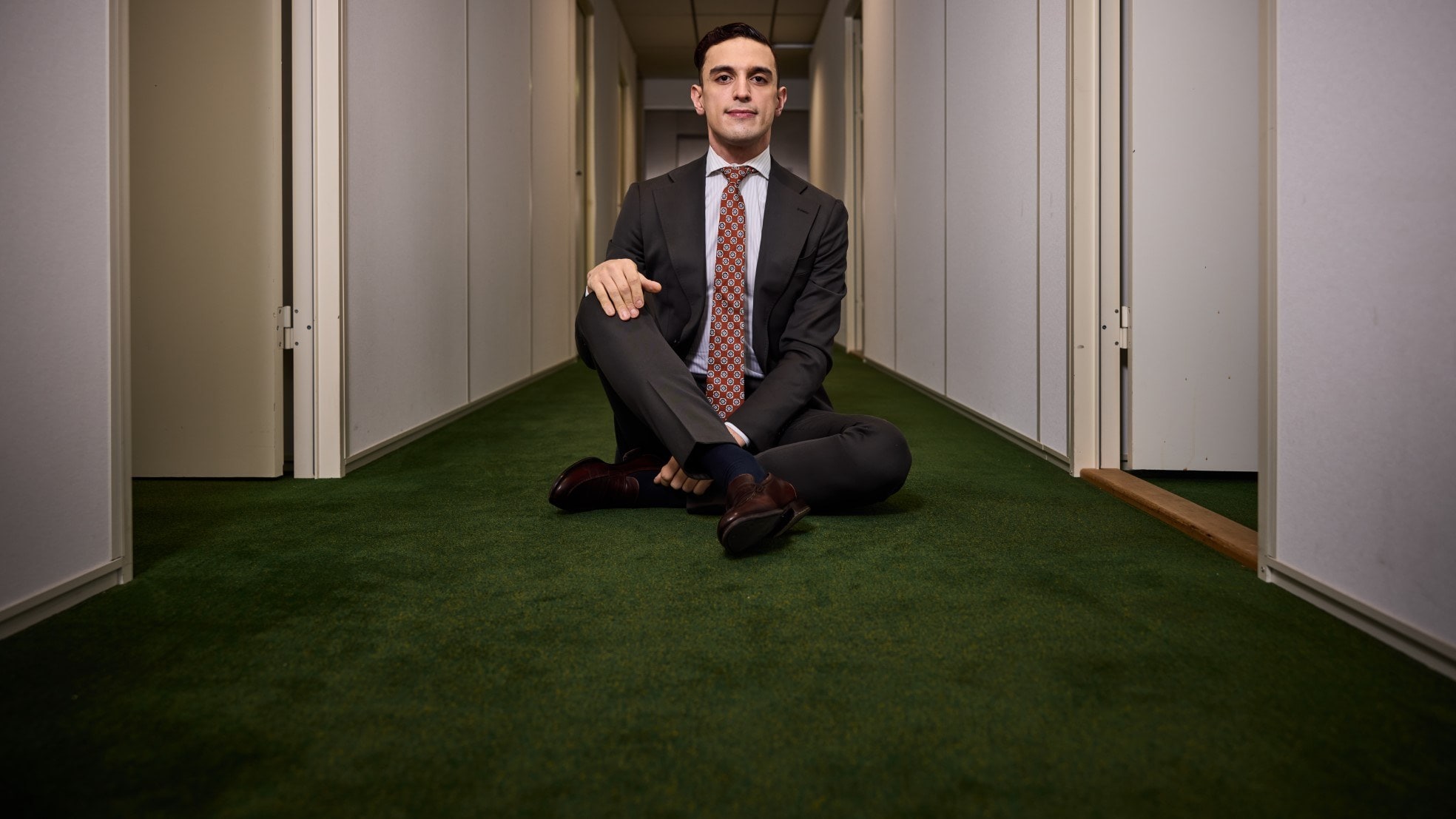 Moayad Abushokhedim in zijn nieuwe kantoor. ,,Je kunt hier jezelf zijn en je krijgt kansen.'' Foto: Jan de Groen