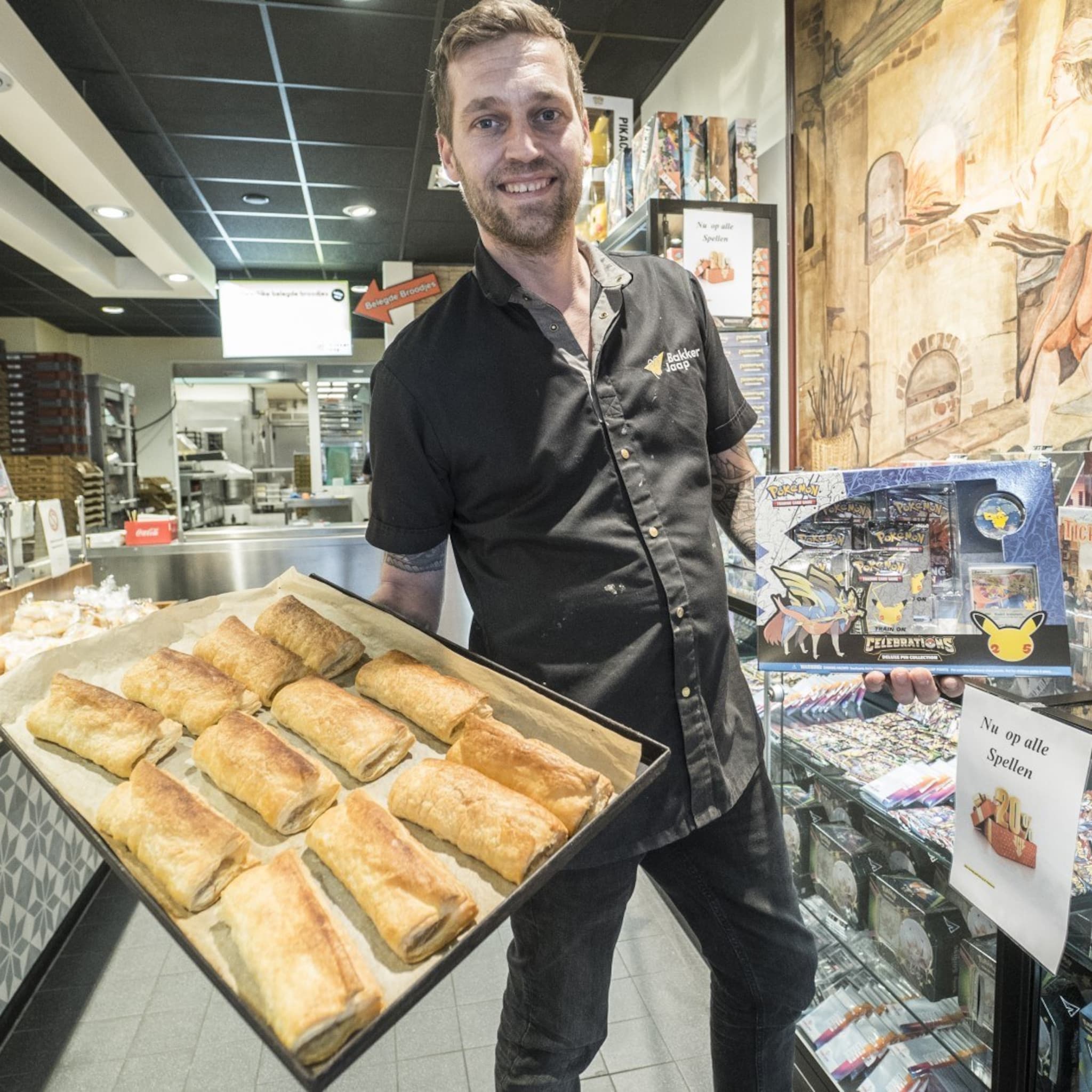 pokemonkaarten bij je saucijzenbroodje bij deze bakker kan dat