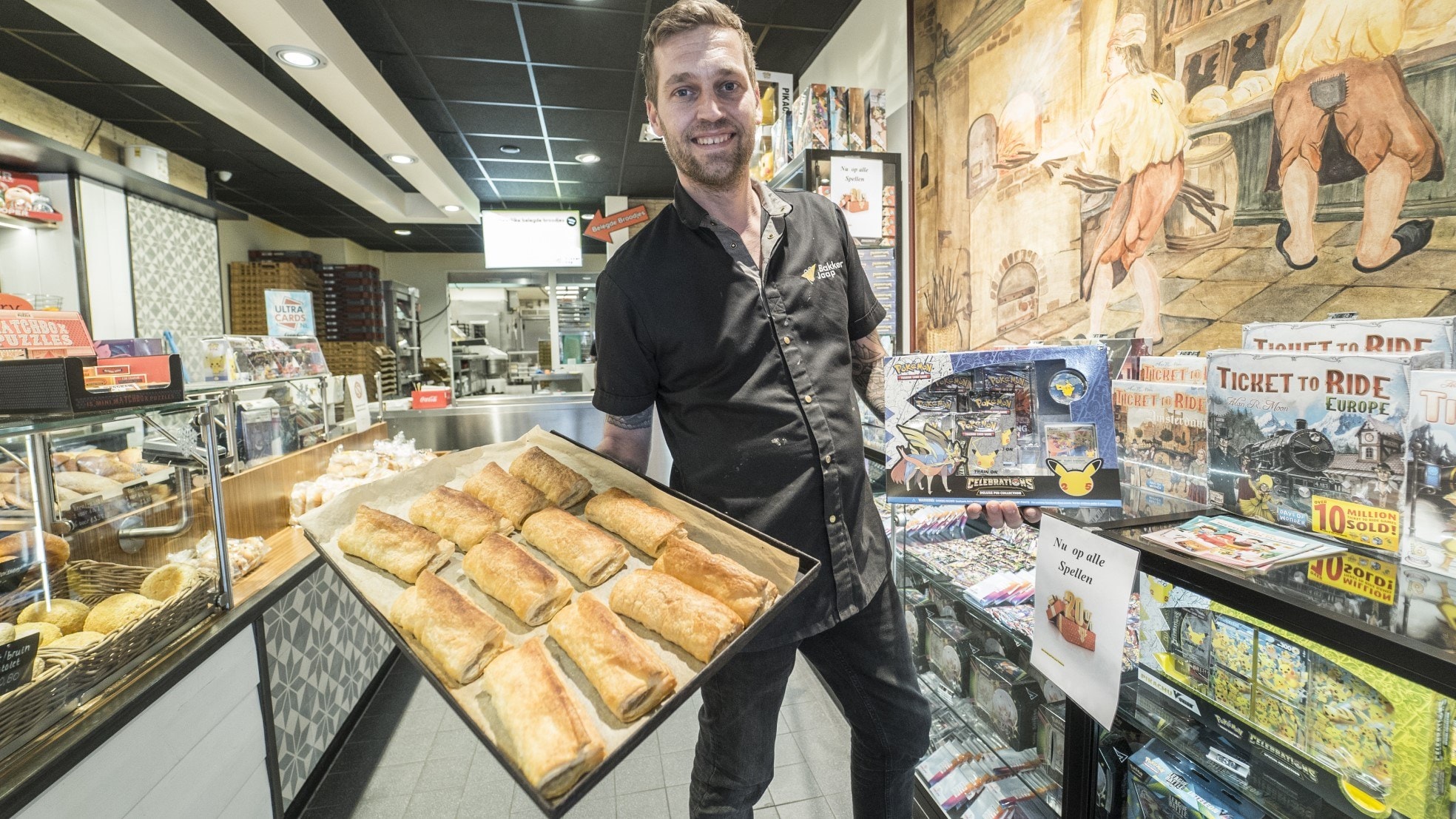 Martin Rietvelt van Bakker Jaap verkoopt zowel saucijzenbroodjes als Pokémon. Foto: Fred Leeflang