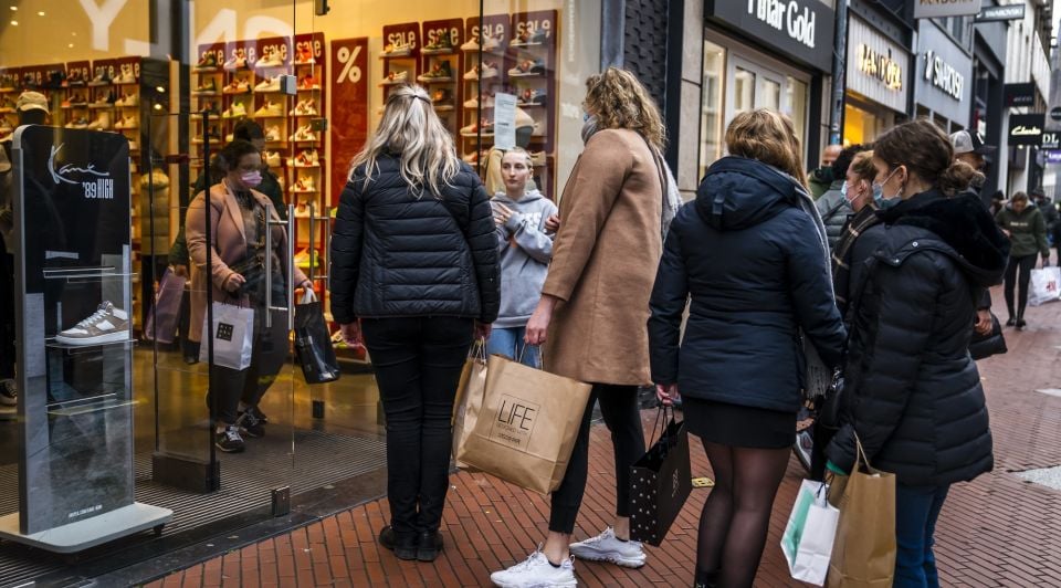 Drukte in Eindhoven op de eerste dag na de lockdown deze maand. Klanten zoeken vooral koopjes. Meerman merkt een verandering in lokale sympathie. Er wordt minder uitgegeven. Foto ANP