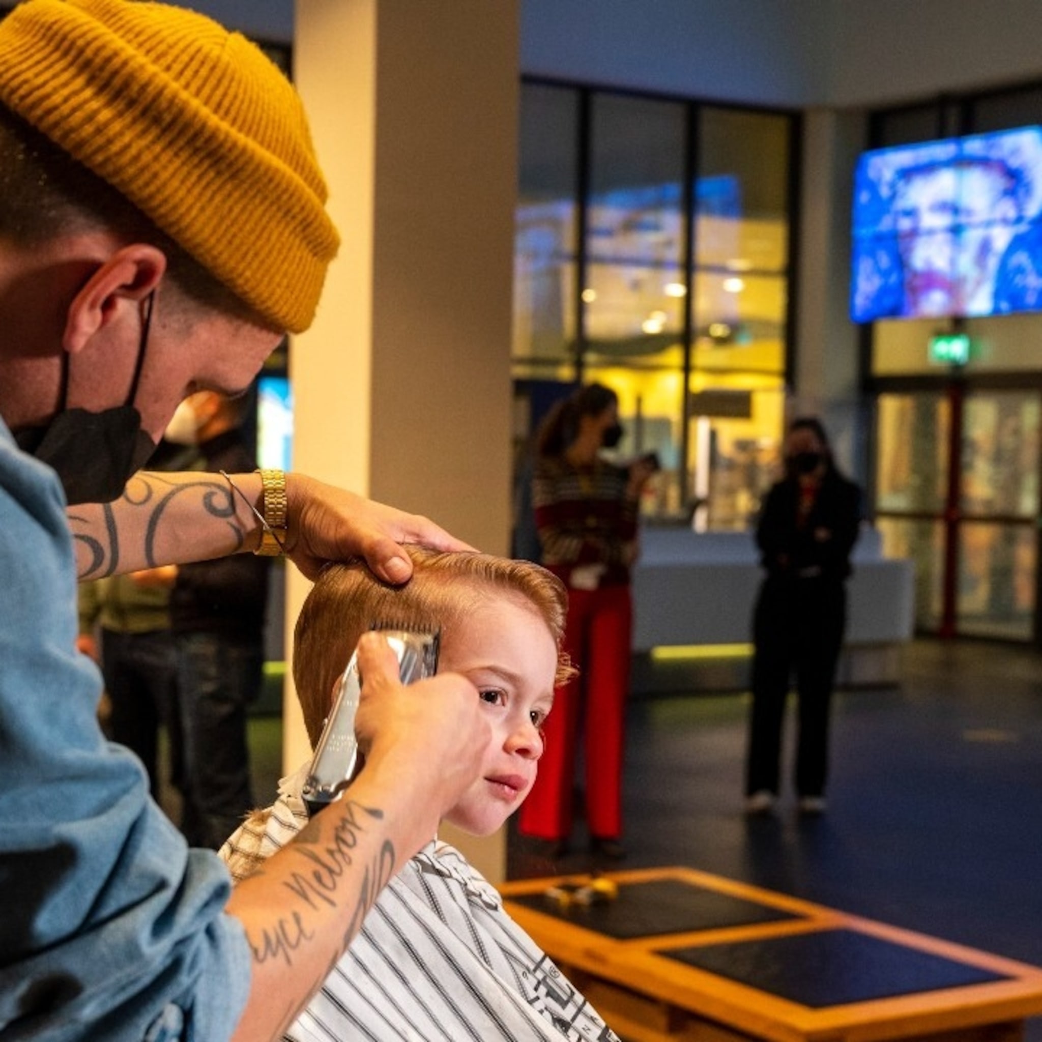 protestactie theater kapsalon geeft signaal af gymlessen in diverse musea