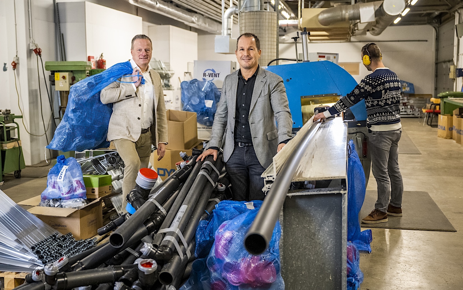 Commercieel directeur Marcel Comba (links) en Richard Spindler, de vierde generatie aan het hoofd van dit installatiebedrijf dat is gespecialiseerd in zo’n beetje alles wat een aansluiting behoeft. Foto: Frank de Roo