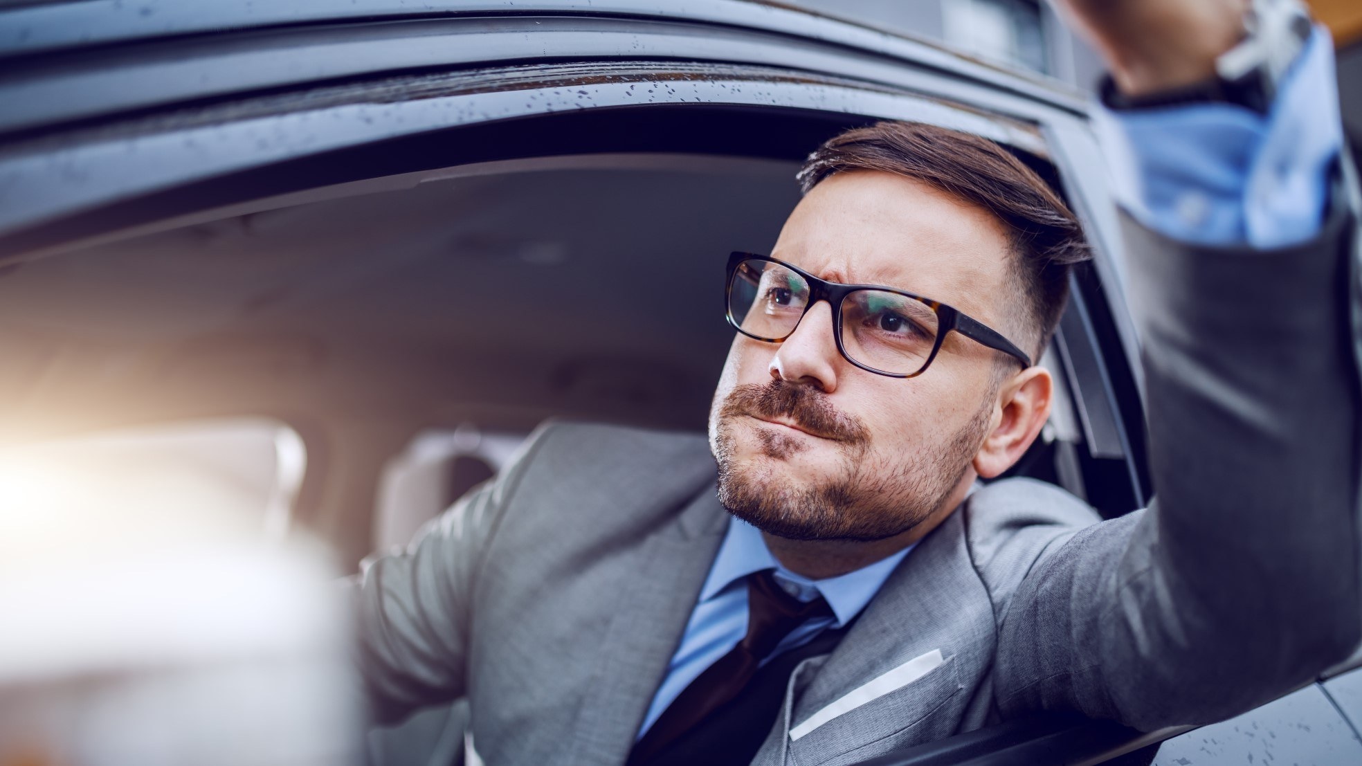 Zowel bestuurders van brandstofauto's als eigenaren van elektrische voertuigen gaan meebetalen aan het weggebruik. Foto: Shutterstock
