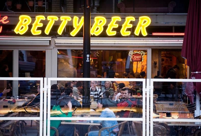 Betty Beer aan het Schouwburgplein in Rotterdam.