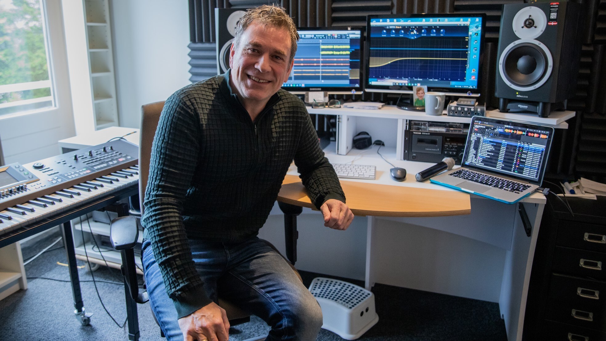 Peter Heyt, beroepsmuzikant en dj, in zijn thuisstudio. Foto: Kelly Thans