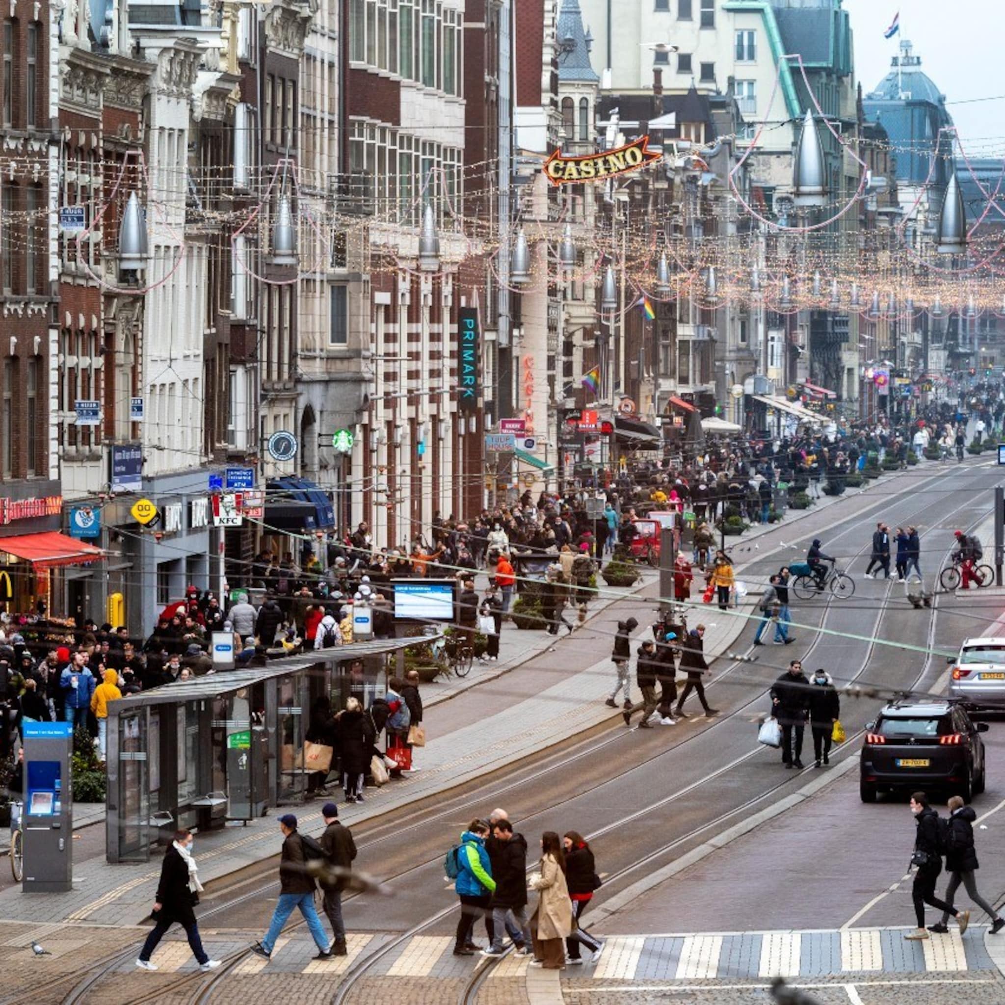na vier weken lockdown gewone zaterdagdrukte voor winkels
