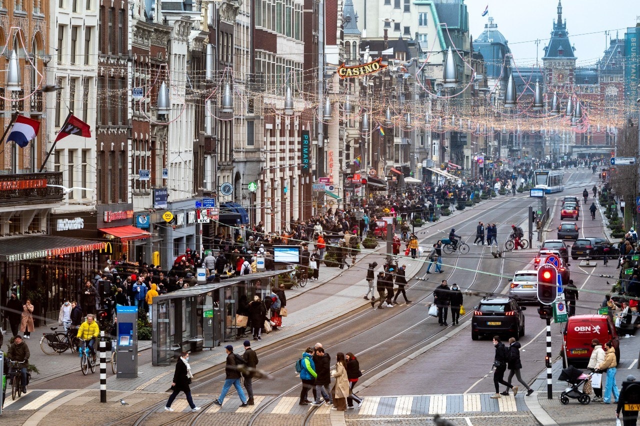 na vier weken lockdown gewone zaterdagdrukte voor winkels