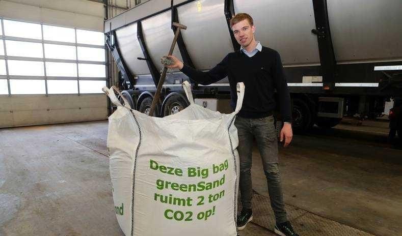 Jonge ondernemer Pieter van Middelaar 'vreet' met speciaal strooizout CO2 op. Foto: Ricardo Smit