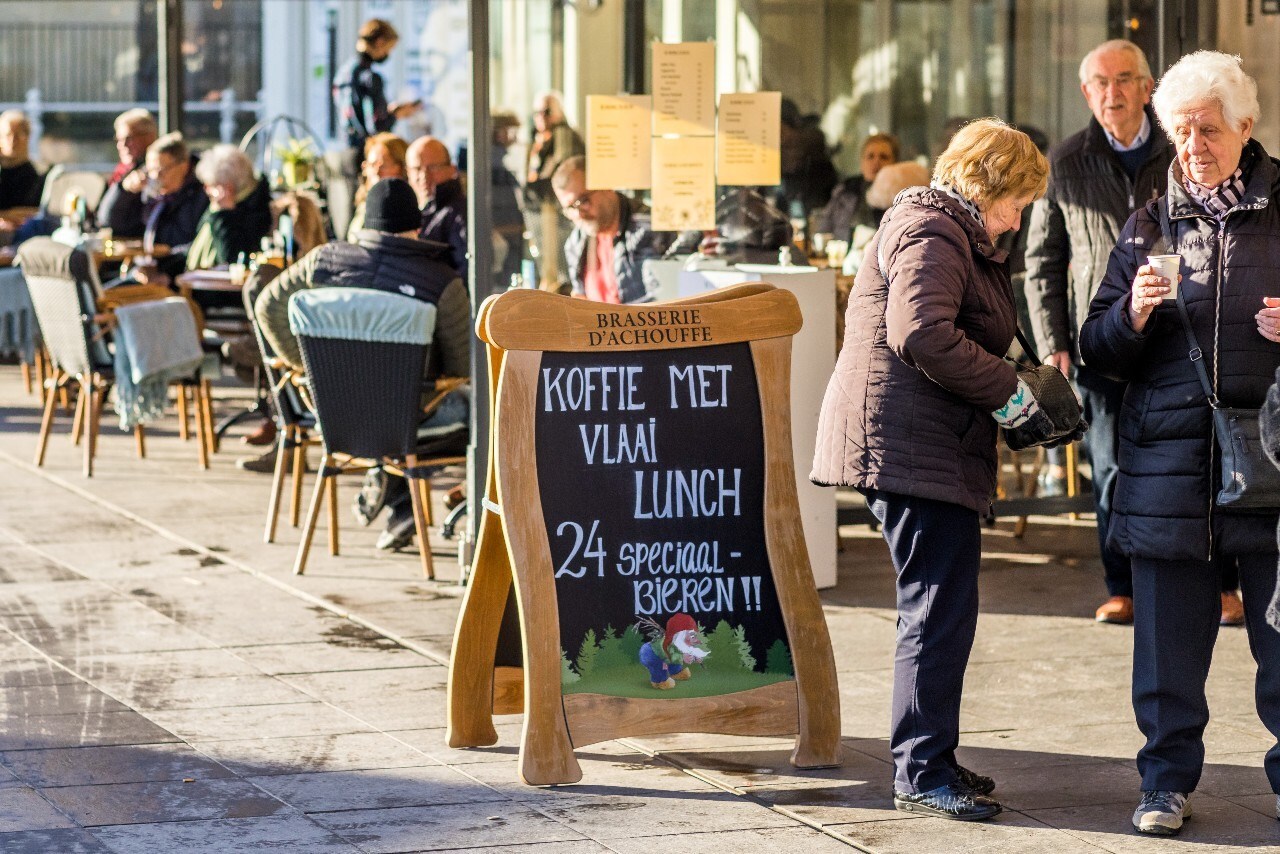Beeld uit Valkenburg vandaag: geopende terrassen en winkels. Het lijkt een foto uit langvervlogen tijden. Foto: ANP