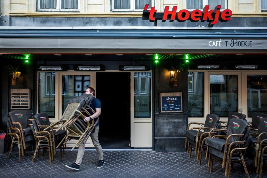 De eigenaar van 't Hoekje begon al om 09.00 uur met het buiten zetten van stoelen en de opbouw van het terras.