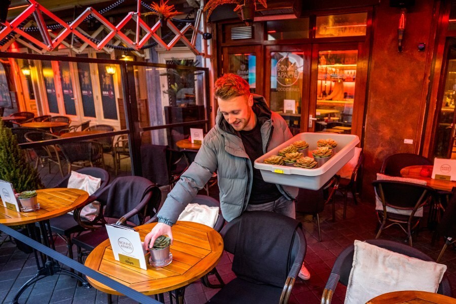 Een Valkenburgse horecaondernemer richt zijn terras in. Foto: ANP