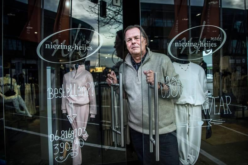 Volgens winkelier Harrie van der Velde van Niezing-Heijes Mode en tevens voorzitter van de winkeliersvereniging in Klazienaveen zijn ondernemers het beu. Foto: Corné Sparidaens