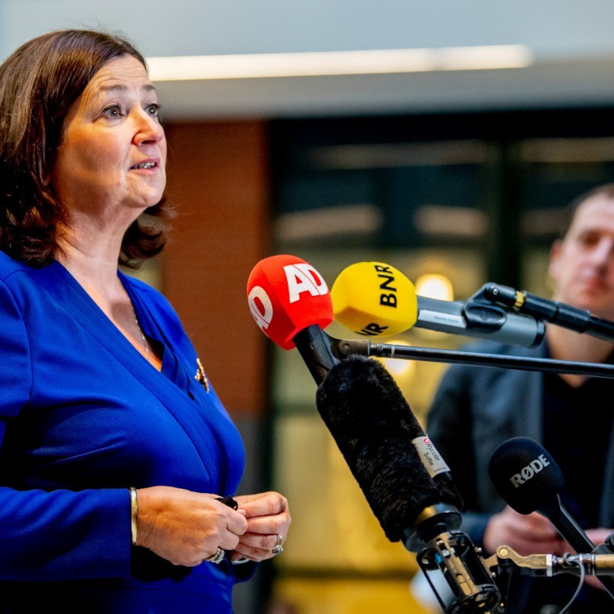 minister helder ontvangt 300 000 handtekeningen voor openen sportlocaties