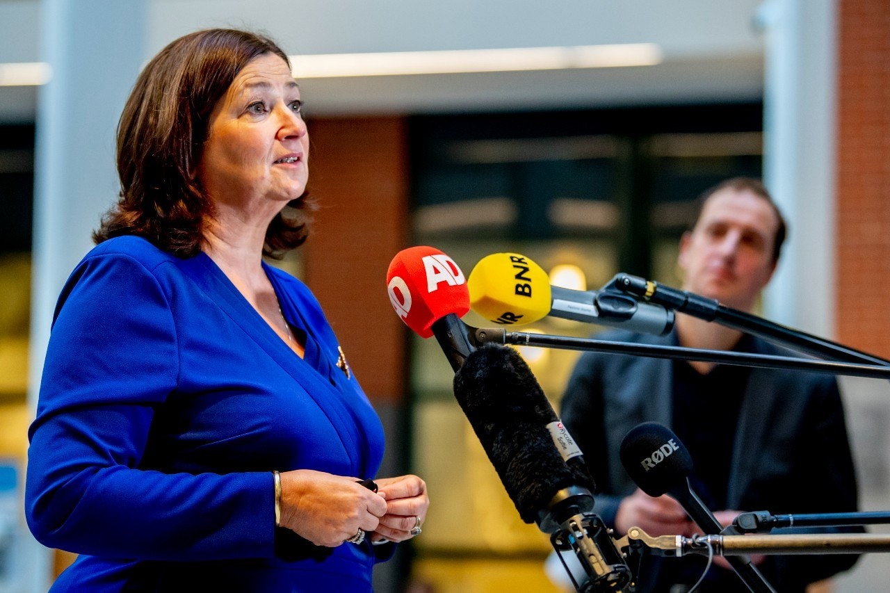 minister helder ontvangt 300 000 handtekeningen voor openen sportlocaties