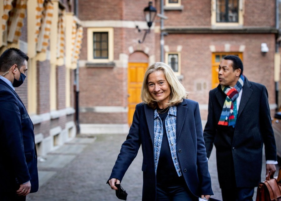 Micky Adriaansens, minister van Economische Zaken en Franc Weerwind, minister voor Rechtsbescherming, arriveren vandaag voor de eerste ministerraad van het nieuwe kabinet Rutte-IV. Foto: ANP.