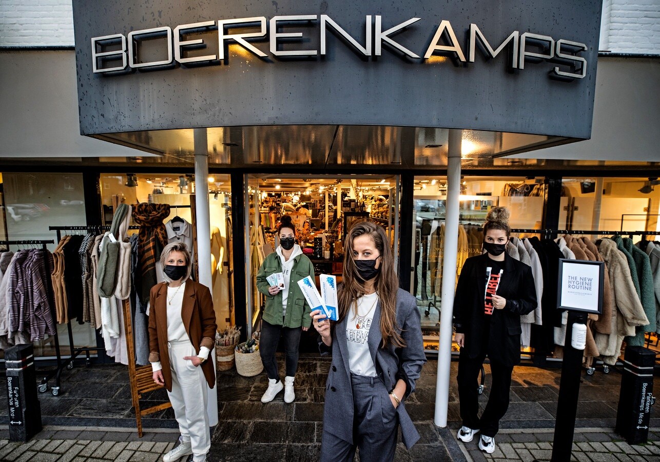 De vrouwen van Boerenkamps Mode (met vooraan eigenaresse Monique Loverbosch) houden uit protest tegen de lockdown de hele week een weekmarkt. Foto: Rene Manders/DCI Media