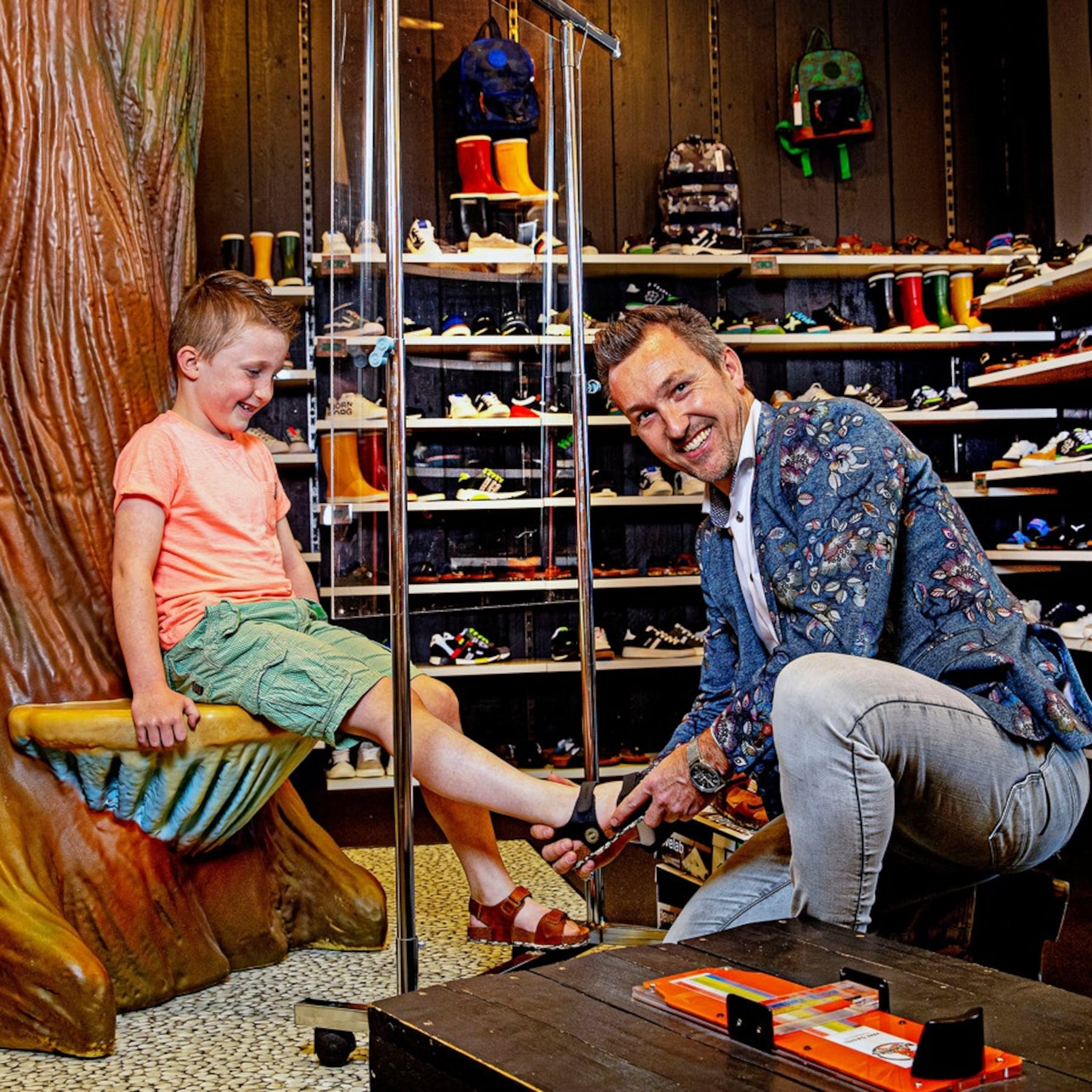 jeffrey 41 is het zat om stiekem klanten zijn schoenenzaak in te smokkelen wij gaan open
