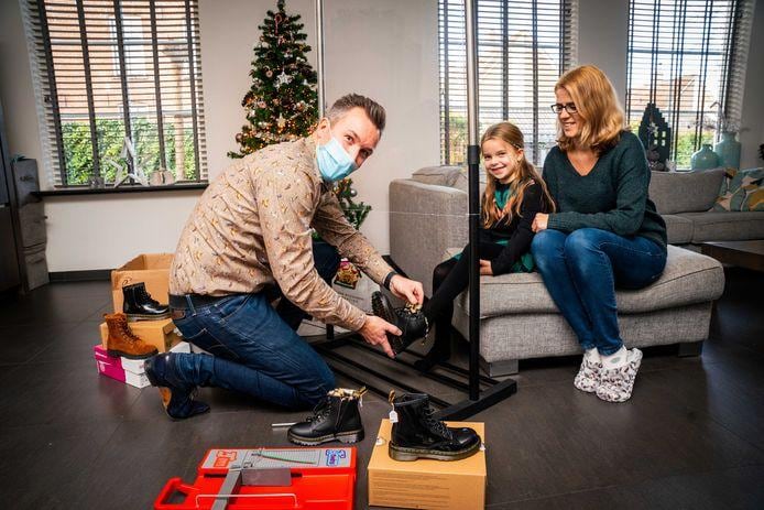 Schoenen passen in de schoenenwinkel Van Mourik in Sliedrecht Foto: Cees Van Der Wal