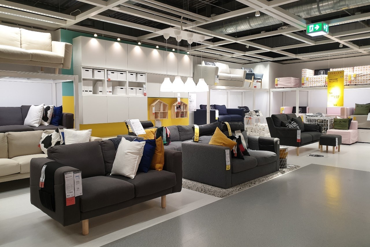 We kennen de smaak van Nico Dijkshoorn en zijn Tanja niet, maar wilden wel een foto van een showroom met zitbanken bij zijn blog plaatsen. Maken we het plaatje compleet mee, denken we dan. Ah fijn, dat is deze geworden, volstrekt willekeurig dus. Foto: Shutterstock.