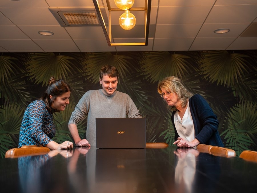 Angelique Nijhof aan het werk met studenten. Foto: RVO.