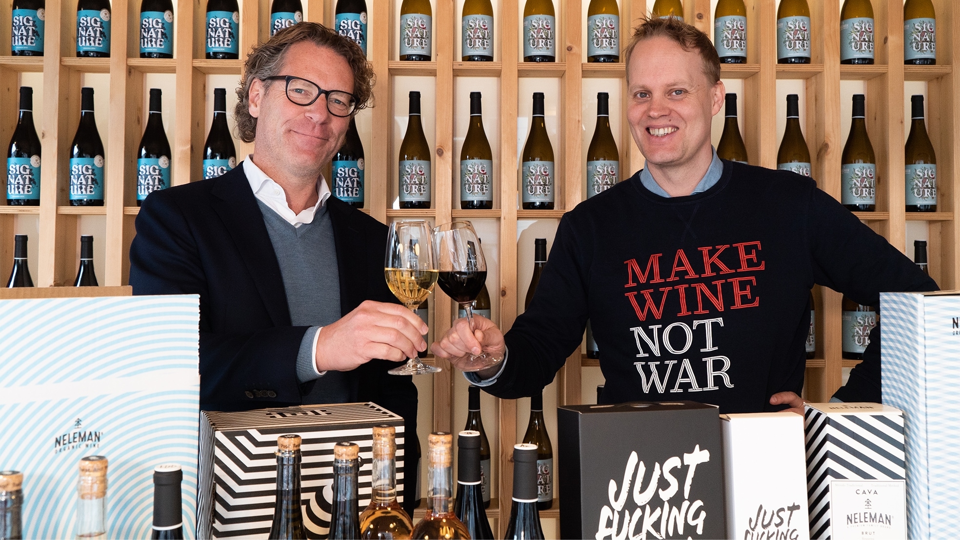 Derrick Neleman (rechts) en Gerard van den Broek (directeur De Ondernemer) proostten op de award die wijnpionier Neleman twee jaar geleden won.