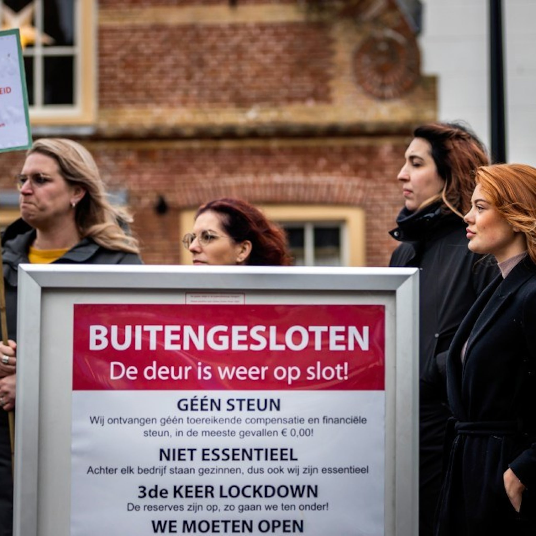 kappers met handen in het haar door terugbetalen loonsteun in lockdown