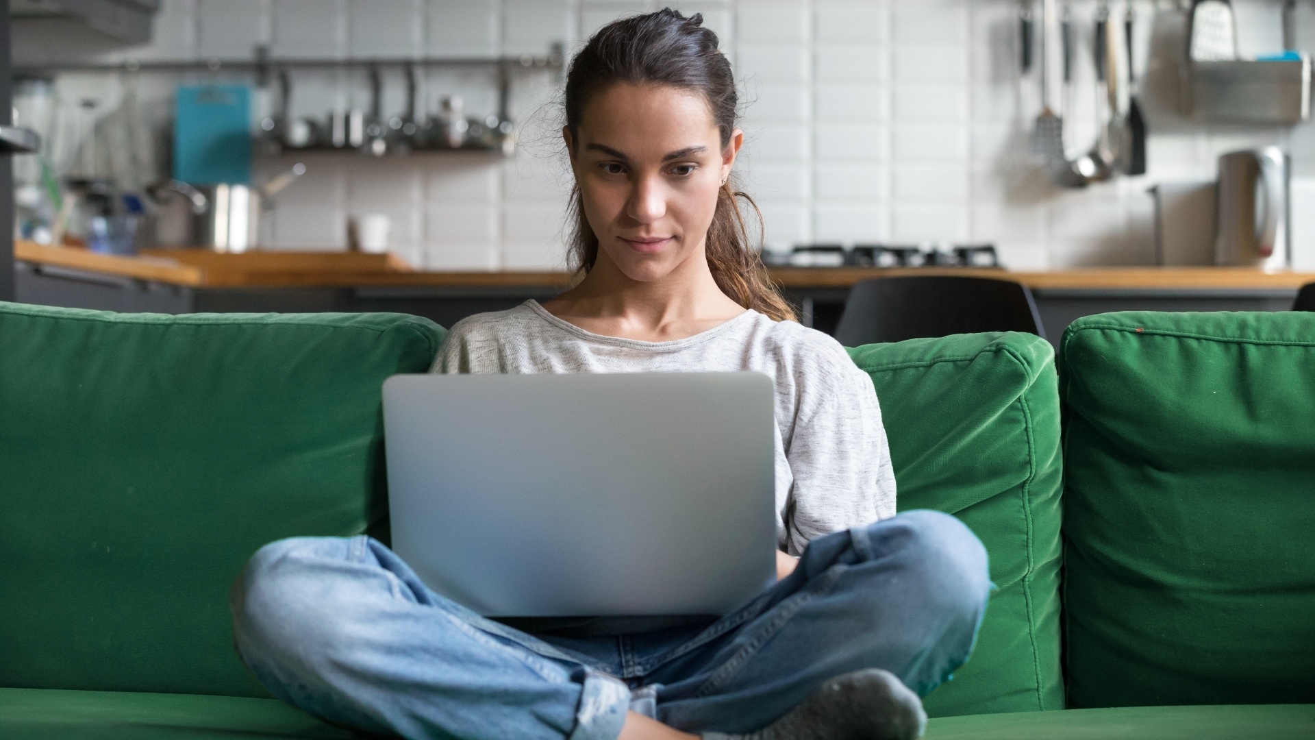 Jongeren willen een zinvolle bijbaan en graag iets bijdragen aan de wereld. Ook willen ze zich het liefst kunnen ontwikkelen zodat een bijbaan naast de studie een investering is in hun toekomst. Foto: Shutterstock