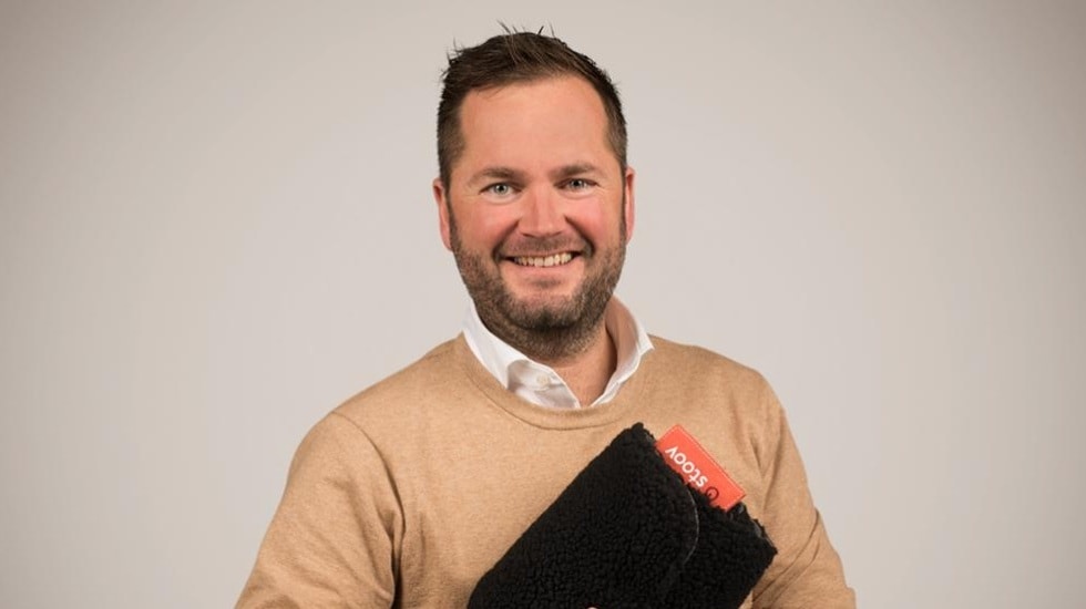Teun van Leijsen bedacht draadloze en duurzame warmtekussens en -dekens met infrarood warmte. Foto: Stoov