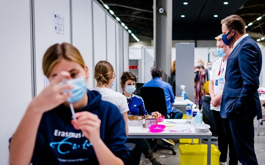 Het OMT hoopt dat de boostercampagne leidt tot afname van de virusverspreiding. Foto: ANP