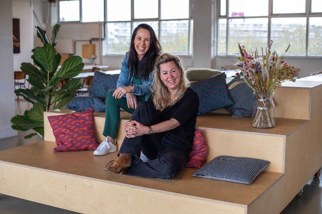 Roos Zondervan (links) en Florien Smits bieden een flexibele werkplek dichtbij huis. Foto: Amber Naomi