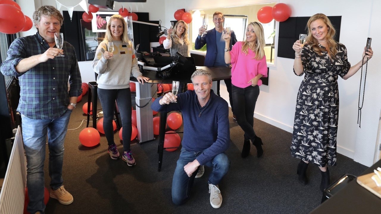 Het team van De Radiofabriek tijdens het lanceringsfeestje van GoodLIFE Radio in 2020. Foto: De Radiofabriek