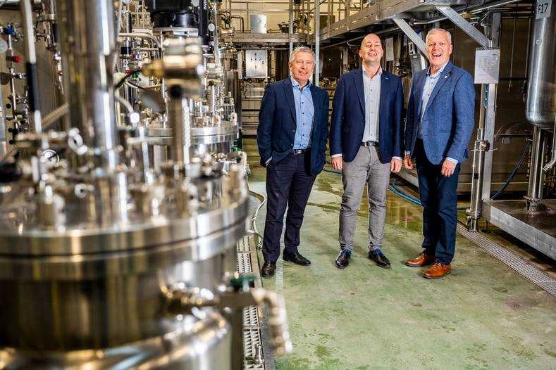 De nieuwe ceo Réne Koppert, geflankeerd door de vertrekkende garde Paul Koppert (links) en Henri Oosthoek, in de hal waar micro-organismen worden gekweekt die gewassen beschermen tegen ziekten en plagen. Foto: Frank de Roo