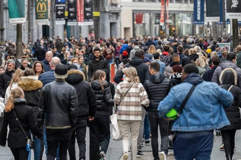 De koopjesperiode begint pas maandag. Toch was het zondagmiddag alweer bijzonder druk in de Antwerpse binnenstad. Foto: Klaas De Scheirder