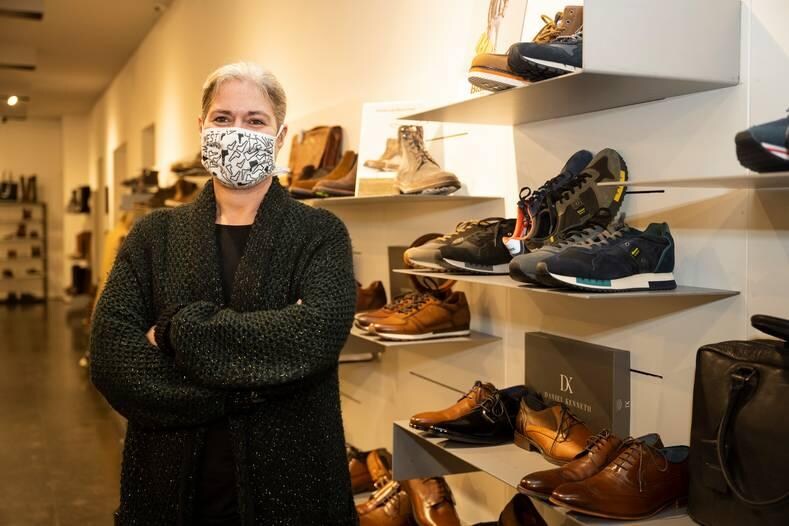 ,,Ons jaar maken we sowieso niet meer goed. Maar de drukte van de voorbije weken is ábsoluut een opsteker”, zegt Carole Thewissen van schoenenwinkel West-End. Foto: Klaas De Scheirder.