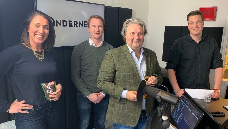 Op de foto van links naar rechts: Marleen Basart van BitesWeLove, Thijs Kennes van Wait, Ruud Koornstra juryvoorzitter KVK Innovatie Top 100 en moderator Jelle Maasbach.