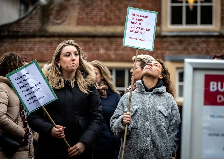 Kappers demonstreren bij de Oude Pomp in Hillegom. Volgens ondernemerscollectief Ik kan niet meer - Knippen hebben zich al bijna tweehonderd kappers aangemeld in meer dan 120 gemeenten. Foto: ANP.