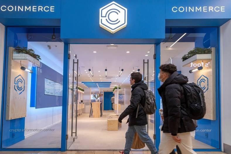 Winkelend publiek passeert vestiging van Coinmerce in Amstelveen. Foto: Marco Okhuizen