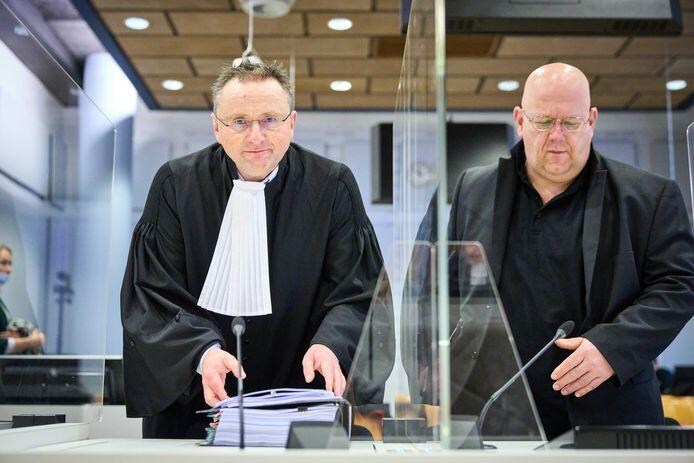 Advocaat Bart Maes (L) en neuroloog Jan Bonte (R) bij de rechtbank in Den Haag. Maes heeft een kort geding aangespannen tegen de Nederlandse staat vanwege de invoering van de jongste lockdown. Foto: ANP.