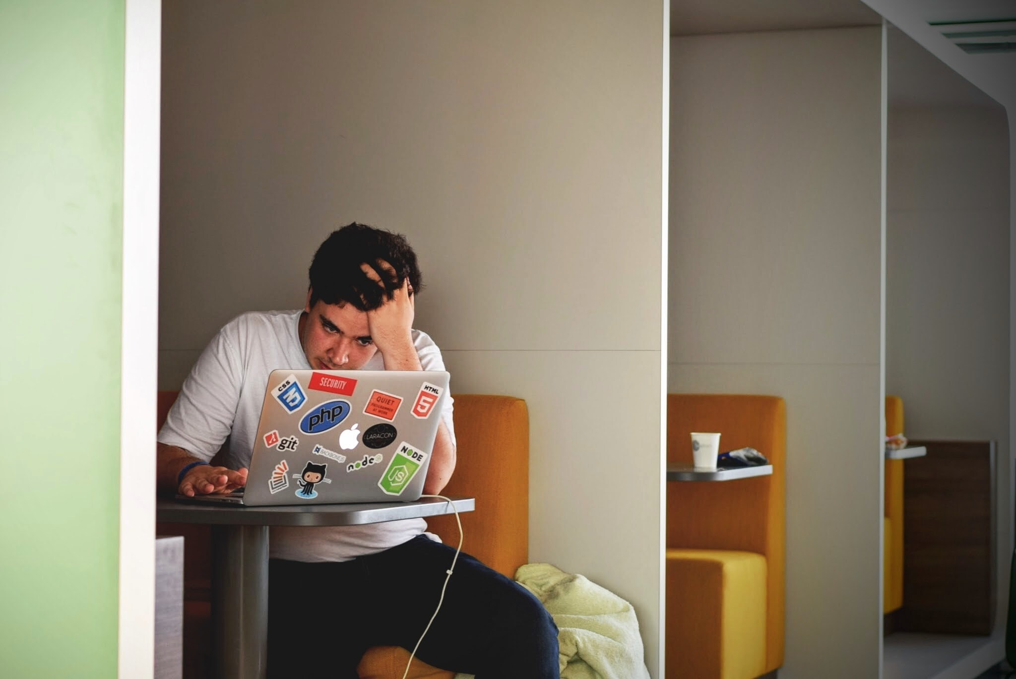 Sinds de nieuwe coronamaatregelen hebben werknemers steeds meer stress. Foto: Unsplash