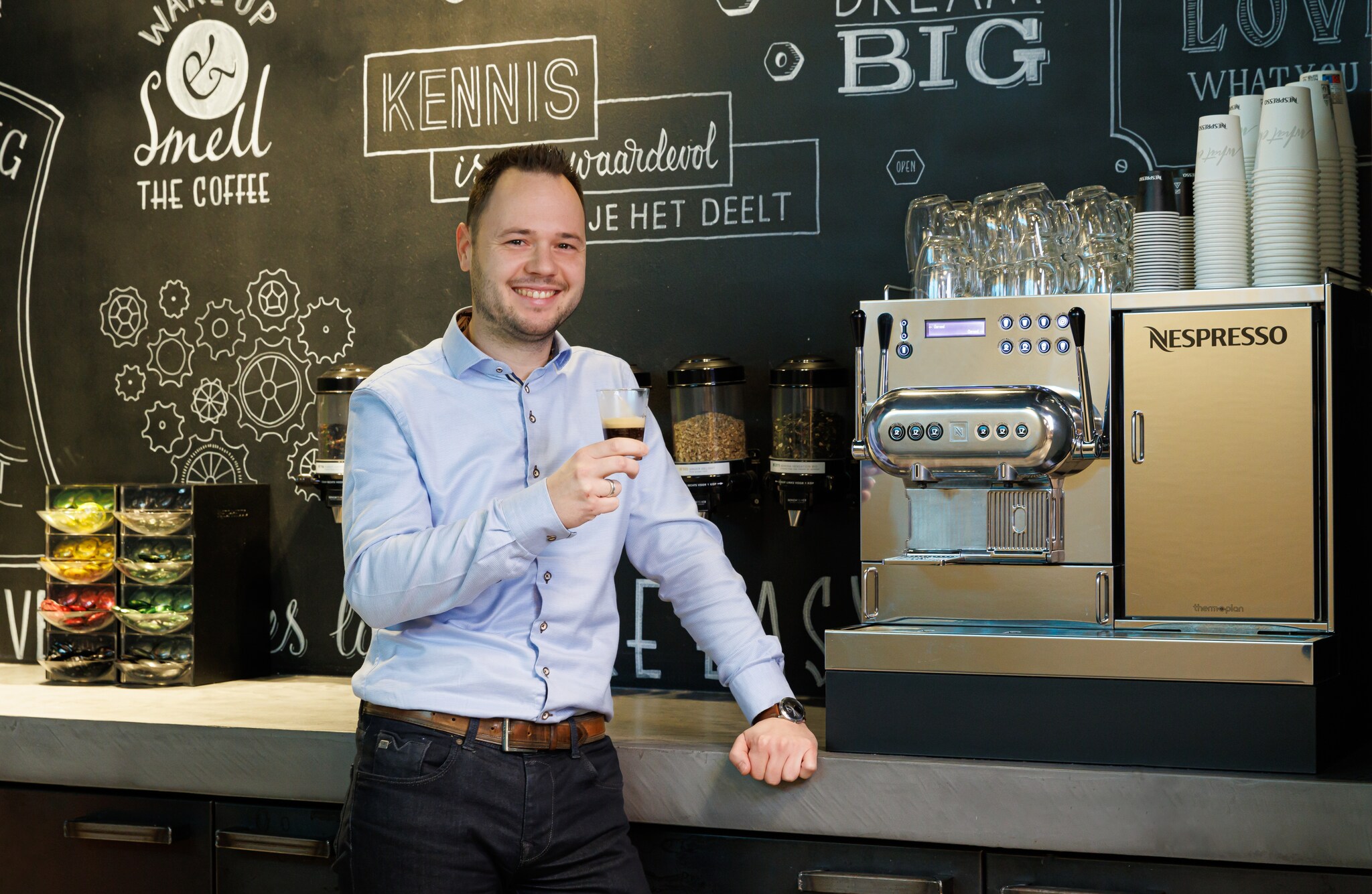 Raymond de Leeuw, facility services executive bij Timing in een koffiecorner in een van de 50 kantoren van het uitzendbureau. Goede koffie uit een machine zoals de Aguila van Nespresso Professional is volgens hem een arbeidsvoorwaarde. Foto: Hannie Verhoeven