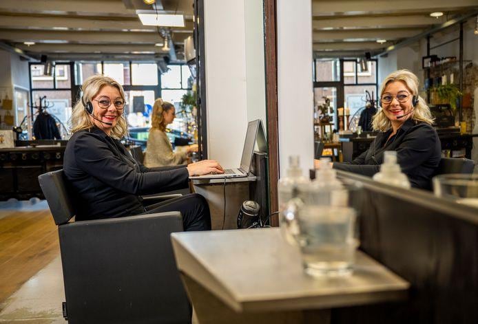 Nu voor de feestdagen de kappers gesloten zijn, helpt kapster Natasja Janssen (voorgrond) uit Haastrecht iedereen die dat wil met ‘haarhulp’ op afstand. Foto: AD/Frank de Roo.