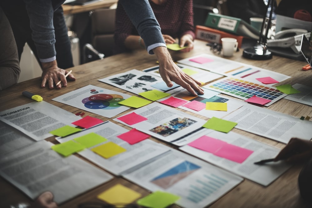 In een brainstormsessie wordt de toekomstvisie van de regering op het coronabeleid vormgegeven. Wie mogen daarbij zijn en wie staan er langs de kantlijn? Foto: Shutterstock.