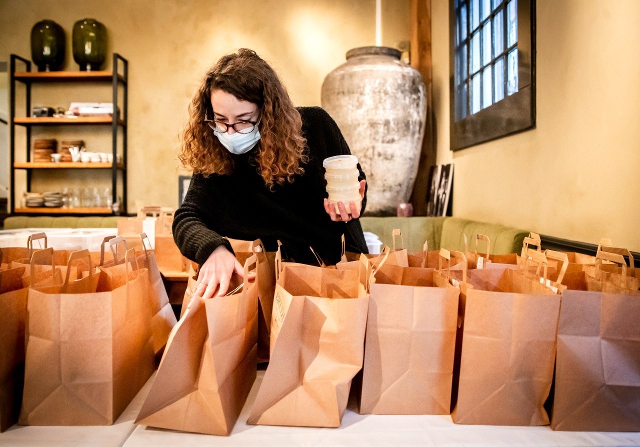 Bij restaurant De Waal in Amsterdam was het vorig jaar al topdrukte rond kerst. Ook dit jaar loopt het weer storm met bestellingen van dinerboxen. Foto: ANP