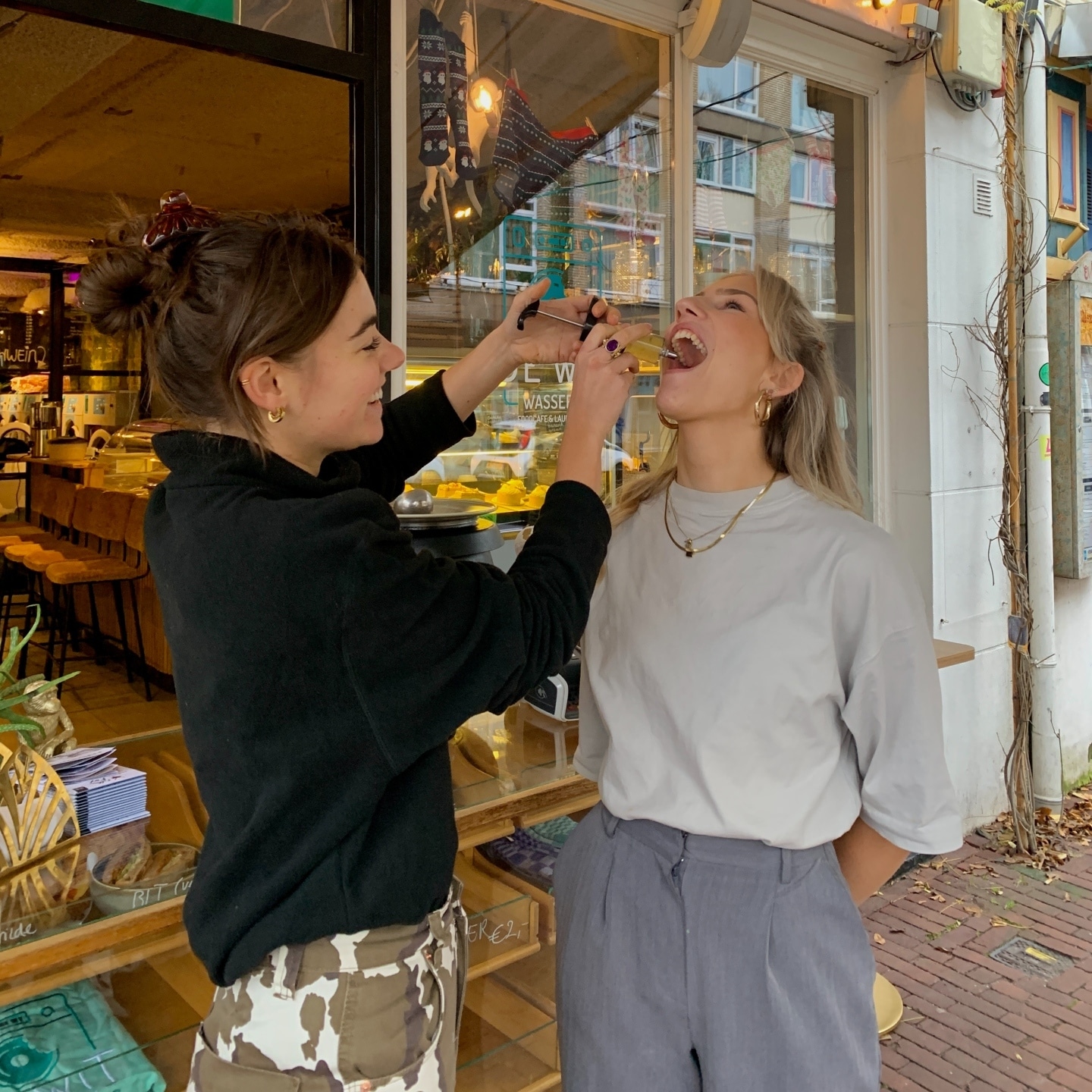Tussen kerst en oud en nieuw kunnen mensen gratis een boostershot komen halen bij Foodcafé De Witwasserij.
