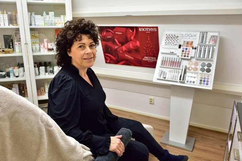 Schoonheidsspecialiste Miryam McCormack sluit haar salon, terwijl ze eigenlijk misschien wel open mag zijn. Die onduidelijkheid vindt ze vervelend en zorgt dat ze niet lekker kan werken. Foto: Pim Mul
